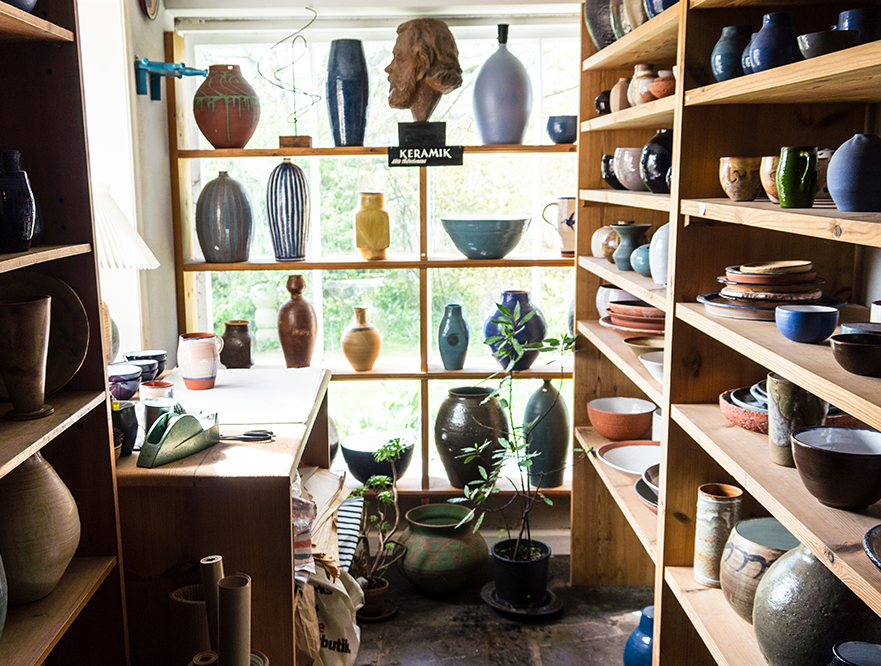 En masse forskellige produkter af keramik i Fanø Keramik