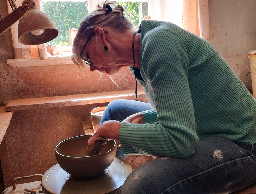 Mette Hübschmann Pettit i gang med at dreje en skål af keramik